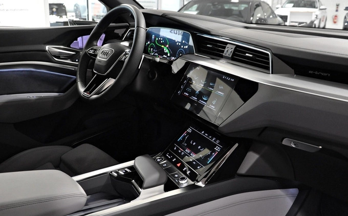 Audi e-tron cena 374900 przebieg: 1300, rok produkcji 2021 z Strzelno małe 466